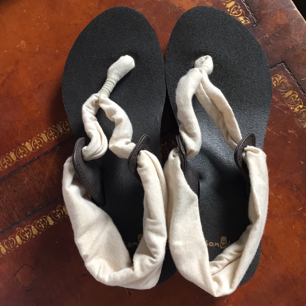 Sanuk sandals with heel